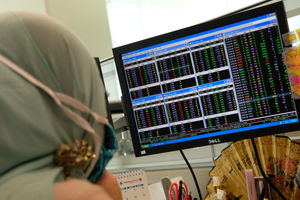 <p>Karyawan mengamati pergerakan harga saham di Profindo Sekuritas Indonesia, Jakarta, Senin, 27 Juli 2020. Indeks Harga Saham Gabungan (IHSG) mengakhiri lajunya di zona hijau pada perdagangan Senin, 27 Juli 2020. Analis Binaartha Sekuritas Nafan Aji Gusta mengatakan penguatan IHSG hari ini utamanya disebabkan oleh apresiasi pasar terhadap penguatan harga emas dunia sehingga indeks ikut bergelora. Foto: Ismail Pohan/TrenAsia</p>
