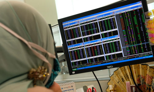 <p>Karyawan mengamati pergerakan harga saham di Profindo Sekuritas Indonesia, Jakarta, Senin, 27 Juli 2020. Indeks Harga Saham Gabungan (IHSG) mengakhiri lajunya di zona hijau pada perdagangan Senin, 27 Juli 2020. Analis Binaartha Sekuritas Nafan Aji Gusta mengatakan penguatan IHSG hari ini utamanya disebabkan oleh apresiasi pasar terhadap penguatan harga emas dunia sehingga indeks ikut bergelora. Foto: Ismail Pohan/TrenAsia</p>
