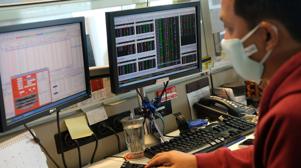 <p>Karyawan mengamati pergerakan harga saham di Profindo Sekuritas Indonesia, Jakarta, Senin, 27 Juli 2020. Indeks Harga Saham Gabungan (IHSG) mengakhiri lajunya di zona hijau pada perdagangan Senin, 27 Juli 2020. Analis Binaartha Sekuritas Nafan Aji Gusta mengatakan penguatan IHSG hari ini utamanya disebabkan oleh apresiasi pasar terhadap penguatan harga emas dunia sehingga indeks ikut bergelora. Foto: Ismail Pohan/TrenAsia</p>