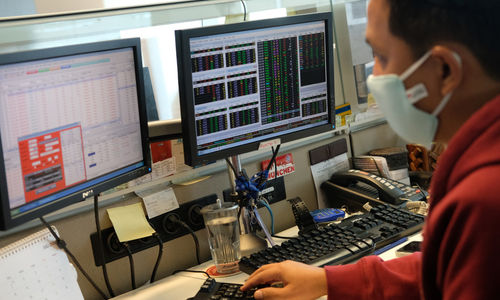 <p>Karyawan mengamati pergerakan harga saham di Profindo Sekuritas Indonesia, Jakarta, Senin, 27 Juli 2020. Indeks Harga Saham Gabungan (IHSG) mengakhiri lajunya di zona hijau pada perdagangan Senin, 27 Juli 2020. Analis Binaartha Sekuritas Nafan Aji Gusta mengatakan penguatan IHSG hari ini utamanya disebabkan oleh apresiasi pasar terhadap penguatan harga emas dunia sehingga indeks ikut bergelora. Foto: Ismail Pohan/TrenAsia</p>
