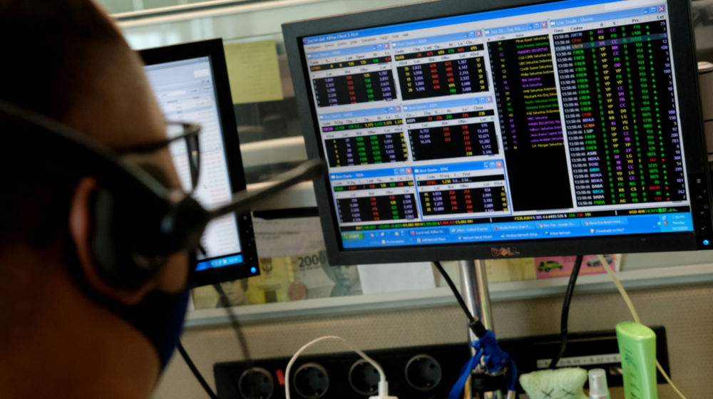 <p>Karyawan mengamati pergerakan harga saham di Profindo Sekuritas Indonesia, Jakarta, Senin, 27 Juli 2020. Indeks Harga Saham Gabungan (IHSG) mengakhiri lajunya di zona hijau pada perdagangan Senin, 27 Juli 2020. Analis Binaartha Sekuritas Nafan Aji Gusta mengatakan penguatan IHSG hari ini utamanya disebabkan oleh apresiasi pasar terhadap penguatan harga emas dunia sehingga indeks ikut bergelora. Foto: Ismail Pohan/TrenAsia</p>
