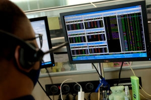 <p>Karyawan mengamati pergerakan harga saham di Profindo Sekuritas Indonesia, Jakarta, Senin, 27 Juli 2020. Indeks Harga Saham Gabungan (IHSG) mengakhiri lajunya di zona hijau pada perdagangan Senin, 27 Juli 2020. Analis Binaartha Sekuritas Nafan Aji Gusta mengatakan penguatan IHSG hari ini utamanya disebabkan oleh apresiasi pasar terhadap penguatan harga emas dunia sehingga indeks ikut bergelora. Foto: Ismail Pohan/TrenAsia</p>
