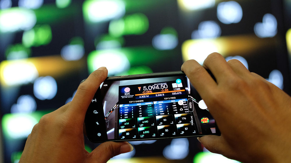 <p>Awak Media mengambil gambar pergerakan Indeks Harga Saham Gabungan (IHSG) di Gedung Bursa Efek Indonesia, Jakarta, Jum’at, 17 Juli 2020. Indeks harga saham gabungan (IHSG) mencatat koreksi 0,21 persen di akhir sesi pertama perdagangan Jumat 17 Juli 2020. Kekhawatiran terkait gelombang kedua penyebaran virus corona (Covid-19) dan aksi ambil untuk atau profit taking dinilai menjadi penyebab koreksi indeks. Foto: Ismail Pohan/TrenAsia</p>
