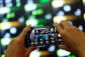 <p>Awak Media mengambil gambar pergerakan Indeks Harga Saham Gabungan (IHSG) di Gedung Bursa Efek Indonesia, Jakarta, Jum’at, 17 Juli 2020. Indeks harga saham gabungan (IHSG) mencatat koreksi 0,21 persen di akhir sesi pertama perdagangan Jumat 17 Juli 2020. Kekhawatiran terkait gelombang kedua penyebaran virus corona (Covid-19) dan aksi ambil untuk atau profit taking dinilai menjadi penyebab koreksi indeks. Foto: Ismail Pohan/TrenAsia</p>
