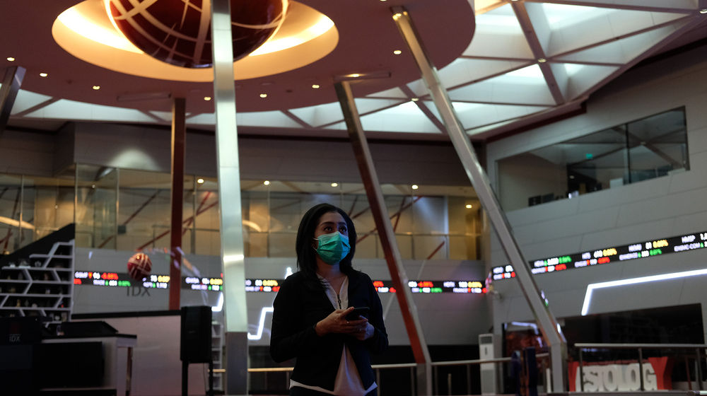 <p>Awak Media memantau pergerakan Indeks Harga Saham Gabungan (IHSG) di Gedung Bursa Efek Indonesia, Jakarta, Jum’at, 17 Juli 2020. Indeks harga saham gabungan (IHSG) mencatat koreksi 0,21 persen di akhir sesi pertama perdagangan Jumat 17 Juli 2020.<br />
Kekhawatiran terkait gelombang kedua penyebaran virus corona (Covid-19) dan aksi ambil untuk atau profit taking dinilai menjadi penyebab koreksi indeks. Foto: Ismail Pohan/TrenAsia</p>
