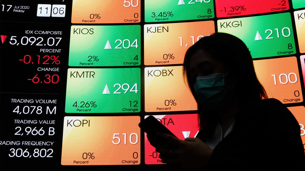 <p>Awak Media beraktivitas dengan latar belakang pergerakan Indeks Harga Saham Gabungan (IHSG) di Gedung Bursa Efek Indonesia, Jakarta, Jum’at, 17 Juli 2020. Indeks harga saham gabungan (IHSG) mencatat koreksi 0,21 persen di akhir sesi pertama perdagangan Jumat 17 Juli 2020. Kekhawatiran terkait gelombang kedua penyebaran virus corona (Covid-19) dan aksi ambil untuk atau profit taking dinilai menjadi penyebab koreksi indeks. Foto: Ismail Pohan/TrenAsia</p>
