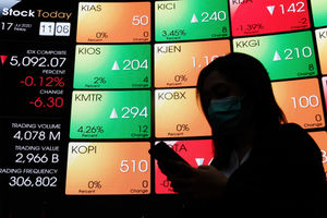 <p>Awak Media beraktivitas dengan latar belakang pergerakan Indeks Harga Saham Gabungan (IHSG) di Gedung Bursa Efek Indonesia, Jakarta, Jum’at, 17 Juli 2020. Indeks harga saham gabungan (IHSG) mencatat koreksi 0,21 persen di akhir sesi pertama perdagangan Jumat 17 Juli 2020. Kekhawatiran terkait gelombang kedua penyebaran virus corona (Covid-19) dan aksi ambil untuk atau profit taking dinilai menjadi penyebab koreksi indeks. Foto: Ismail Pohan/TrenAsia</p>
