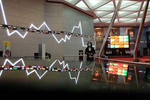 <p>Ilustrasi: Pergerakan Indeks Harga Saham Gabungan (IHSG) di Gedung Bursa Efek Indonesia. Foto: Ismail Pohan/TrenAsia</p>