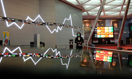 <p>Ilustrasi: Pergerakan Indeks Harga Saham Gabungan (IHSG) di Gedung Bursa Efek Indonesia. Foto: Ismail Pohan/TrenAsia</p>
