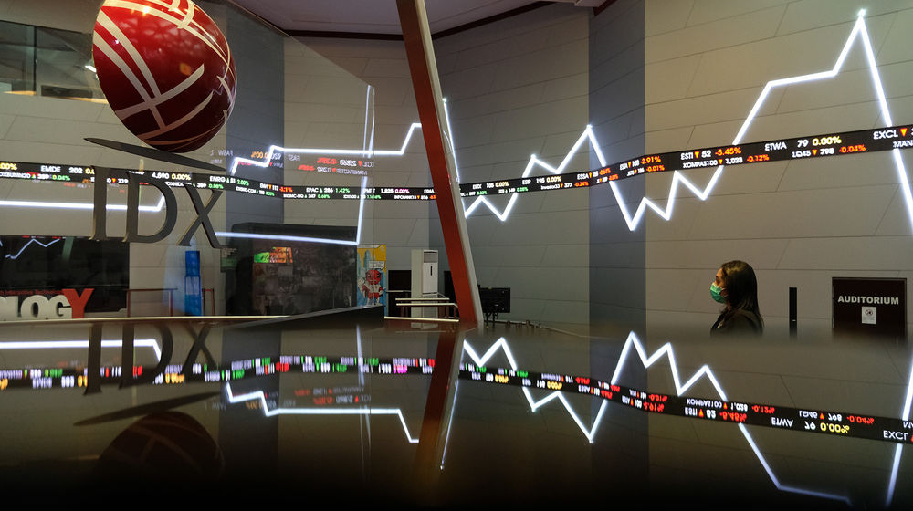 <p>Awak Media beraktivitas dengan latar belakang pergerakan Indeks Harga Saham Gabungan (IHSG) di Gedung Bursa Efek Indonesia, Jakarta, Jum’at, 17 Juli 2020. Indeks harga saham gabungan (IHSG) mencatat koreksi 0,21 persen di akhir sesi pertama perdagangan Jumat 17 Juli 2020. Kekhawatiran terkait gelombang kedua penyebaran virus corona (Covid-19) dan aksi ambil untuk atau profit taking dinilai menjadi penyebab koreksi indeks. Foto: Ismail Pohan/TrenAsia</p>