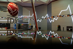 <p>Awak Media beraktivitas dengan latar belakang pergerakan Indeks Harga Saham Gabungan (IHSG) di Gedung Bursa Efek Indonesia, Jakarta, Jum’at, 17 Juli 2020. Indeks harga saham gabungan (IHSG) mencatat koreksi 0,21 persen di akhir sesi pertama perdagangan Jumat 17 Juli 2020. Kekhawatiran terkait gelombang kedua penyebaran virus corona (Covid-19) dan aksi ambil untuk atau profit taking dinilai menjadi penyebab koreksi indeks. Foto: Ismail Pohan/TrenAsia</p>
