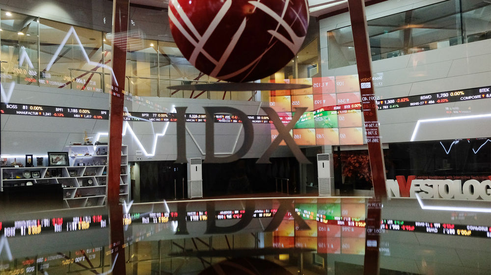 <p>Suasana pergerakan Indeks Harga Saham Gabungan (IHSG) di Gedung Bursa Efek Indonesia, Jakarta, Jum’at, 17 Juli 2020. Indeks harga saham gabungan (IHSG) mencatat koreksi 0,21 persen di akhir sesi pertama perdagangan Jumat 17 Juli 2020. Kekhawatiran terkait gelombang kedua penyebaran virus corona (Covid-19) dan aksi ambil untuk atau profit taking dinilai menjadi penyebab koreksi indeks. Foto: Ismail Pohan/TrenAsia</p>