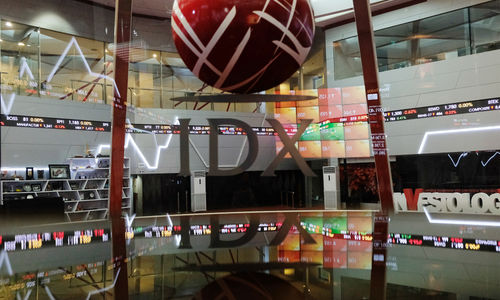 <p>Suasana pergerakan Indeks Harga Saham Gabungan (IHSG) di Gedung Bursa Efek Indonesia, Jakarta, Jum&#8217;at, 17 Juli 2020. Indeks harga saham gabungan (IHSG) mencatat koreksi 0,21 persen di akhir sesi pertama perdagangan Jumat 17 Juli 2020. Kekhawatiran terkait gelombang kedua penyebaran virus corona (Covid-19) dan aksi ambil untuk atau profit taking dinilai menjadi penyebab koreksi indeks. Foto: Ismail Pohan/TrenAsia</p>
