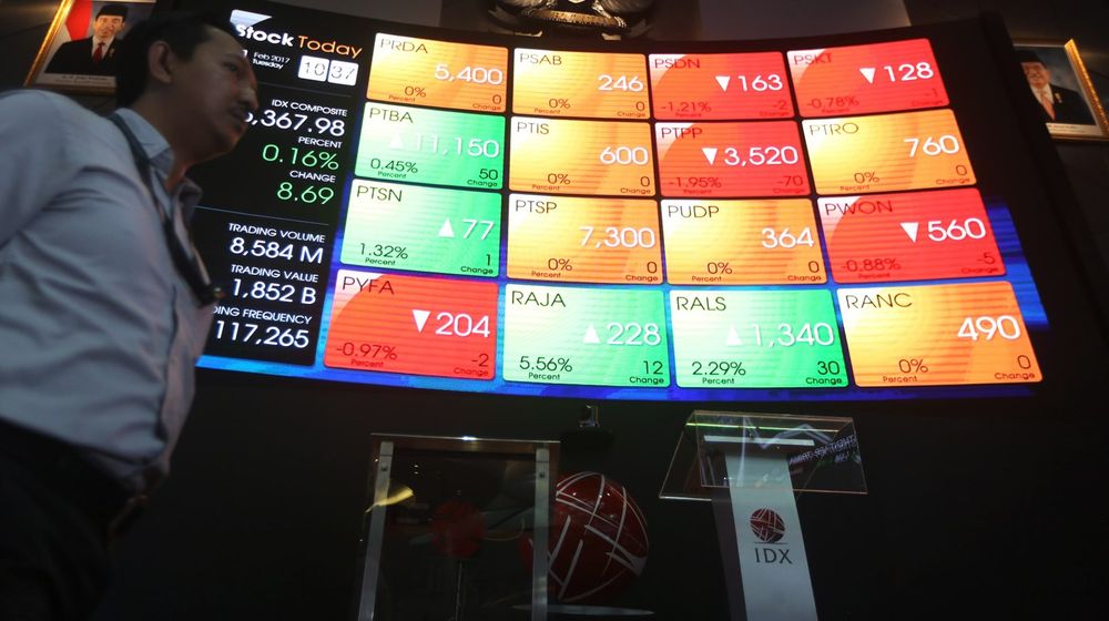 <p>Pergerakan saham sejumlah perusahaan di layar monitor Gedung Bursa Efek Indonesia (BEI) Jakarta. Foto: Ismail Pohan/TrenAsia</p>
