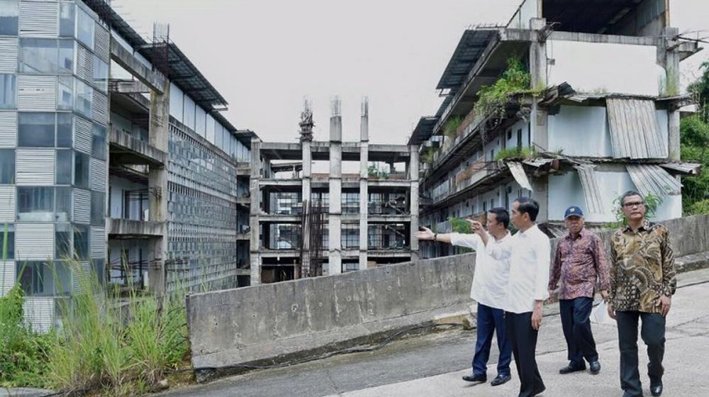 <p>Presiden Joko Widodo saat mengunjungi proyek mangkrak Hambalang pada 2016. / Facebook @Jokowi</p>
