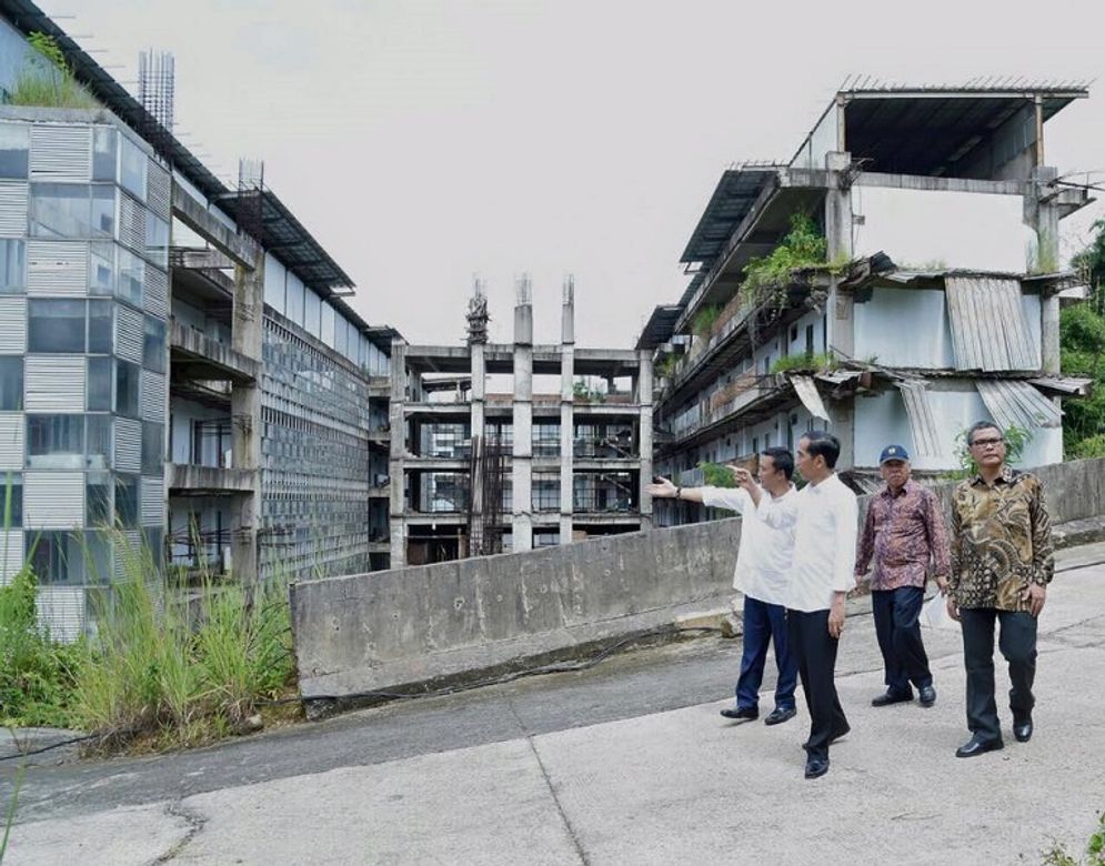Presiden Joko Widodo saat mengunjungi proyek mangkrak Hambalang pada 2016. / Facebook @Jokowi