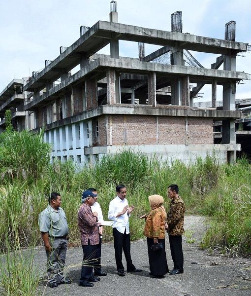 <p>Presiden Joko Widodo saat mengunjungi proyek mangkrak Hambalang pada 2016. / Facebook @Jokowi</p>
