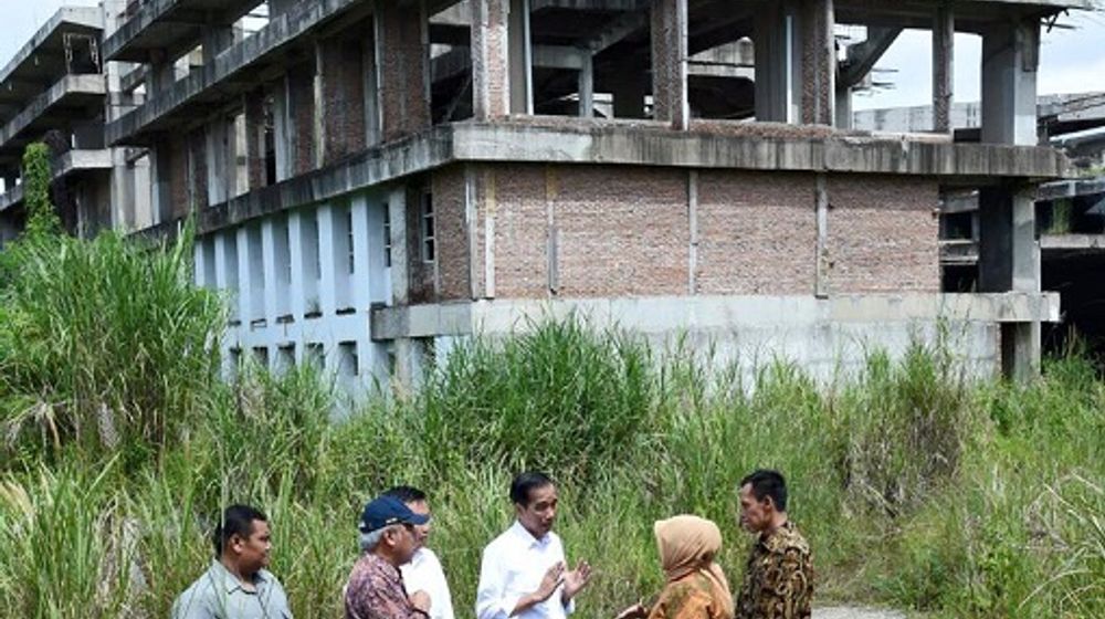 <p>Presiden Joko Widodo saat mengunjungi proyek mangkrak Hambalang pada 2016. / Facebook @Jokowi</p>
