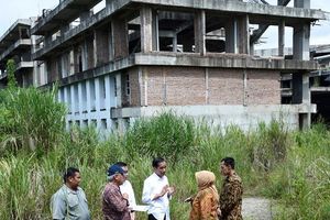 <p>Presiden Joko Widodo saat mengunjungi proyek mangkrak Hambalang pada 2016. / Facebook @Jokowi</p>
