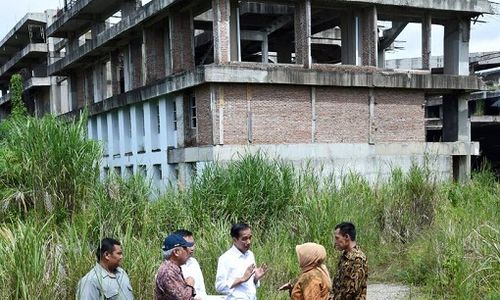 <p>Presiden Joko Widodo saat mengunjungi proyek mangkrak Hambalang pada 2016. / Facebook @Jokowi</p>
