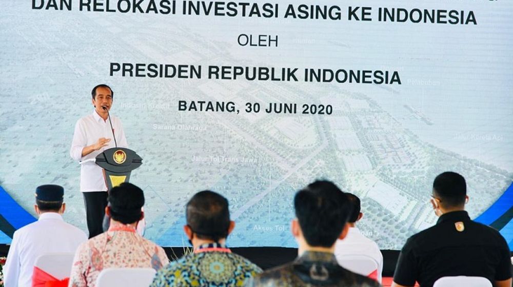 <p>Presiden Joko Widodo saat meninjau kawasan industri di Batang terkait relokasi investasi asing. / Setneg.go.id</p>
