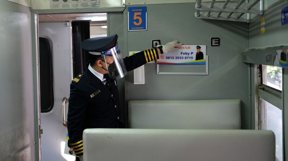 <p>Petugas PT.KAI memasang papan nama petugas kondektur di gerbong rangkaian kereta api jarak jauh KA Serayu relasi Pasar Senen- Purwokerto saat diberangkatkan dari Stasiun Pasar Senen, Jakarta, Jum’at 12 Juni 2020. PT Kereta Api Indonesia (Persero) kembali mengoperasikan kereta api (KA) jarak jauh dan KA lokal reguler secara bertahap mulai hari ini. pengoperasian kembali KA Reguler ini akan tetap diikuti dengan protokol pencegahan penyebaran Covid-19 yang diterapkan pada Masa Adaptasi Kebiasaan Baru. Foto: Ismail Pohan/TrenAsia</p>
