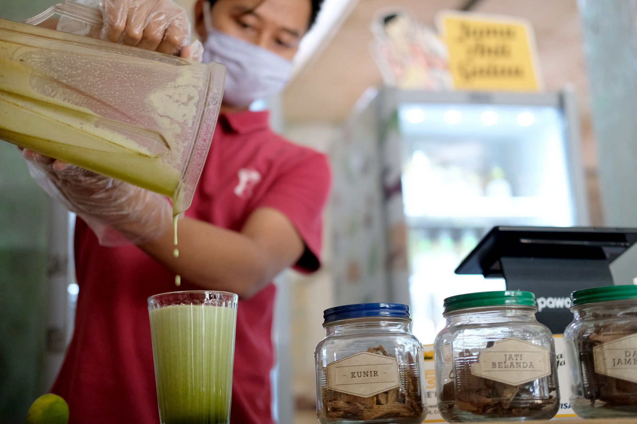 <p>Pekerja menyiapkan menu minuman jamu tradisional kafe Suwe Ora Jamu, di kawasan M Bloc, Jakarta, Rabu 1 Juli 2020. Kebiasaan mengkonsumsi jamu di masa pandemi COVID-19 sangat baik untuk imunitas tubuh. Seperti salah satu tempat nongkrong yang menyediakan berbagai macam menu jamu ramuan tradisional bernama kafe Suwe Ora Jamu yang menjadi tempat alternativ nongkrong sehat [&hellip;]</p>
