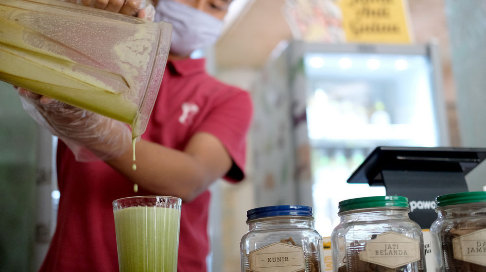<p>Pekerja menyiapkan menu minuman jamu tradisional kafe Suwe Ora Jamu, di kawasan M Bloc, Jakarta, Rabu 1 Juli 2020. Kebiasaan mengkonsumsi jamu di masa pandemi COVID-19 sangat baik untuk imunitas tubuh. Seperti salah satu tempat nongkrong yang menyediakan berbagai macam menu jamu ramuan tradisional bernama kafe Suwe Ora Jamu yang menjadi tempat alternativ nongkrong sehat [&hellip;]</p>
