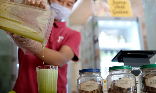 <p>Pekerja menyiapkan menu minuman jamu tradisional kafe Suwe Ora Jamu, di kawasan M Bloc, Jakarta, Rabu 1 Juli 2020. Kebiasaan mengkonsumsi jamu di masa pandemi COVID-19 sangat baik untuk imunitas tubuh. Seperti salah satu tempat nongkrong yang menyediakan berbagai macam menu jamu ramuan tradisional bernama kafe Suwe Ora Jamu yang menjadi tempat alternativ nongkrong sehat [&hellip;]</p>
