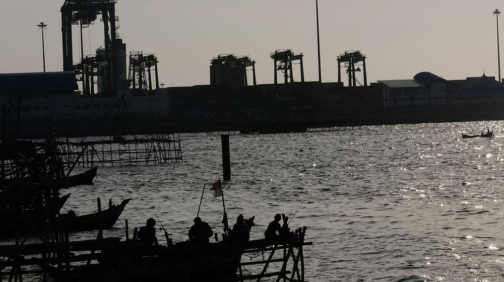 <p>Sejumlah nelayan memancing di perkampungan nelayan kawasan Cilincing, Jakarta Utara, Minggu, 26 Juli 2020. Foto: Ismail Pohan/TrenAsia</p>
