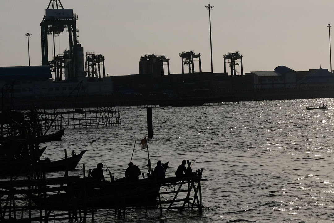 <p>Sejumlah nelayan memancing di perkampungan nelayan kawasan Cilincing, Jakarta Utara, Minggu, 26 Juli 2020. Foto: Ismail Pohan/TrenAsia</p>
