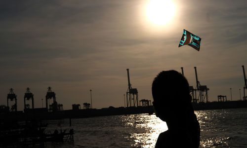 <p>Seorang anak bermain layang-layang di perkampungan nelayan kawasan Cilincing, Jakarta Utara, Minggu, 26 Juli 2020. Warga dan nelayan mengaku dampak pembatasan sosial berskala besar (PSBB) akibat pandemi COVID-19 sangat berpengaruh terhadap perekonomian warga pesisir Jakarta Utara. Harga jual hasil laut nelayan merosot tajam, seperti harga jual ikan berkurang hingga setengah harga normal. Foto: Ismail Pohan/TrenAsia</p>
