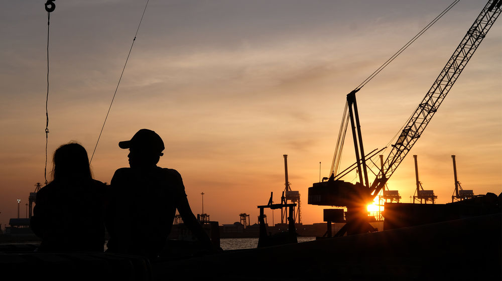 <p>Ilustrasi: Sejumlah nelayan memancing di perkampungan nelayan kawasan Cilincing, Jakarta Utara, Minggu, 26 Juli 2020. Foto: Ismail Pohan/TrenAsia</p>
