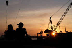 <p>Ilustrasi: Sejumlah nelayan memancing di perkampungan nelayan kawasan Cilincing, Jakarta Utara, Minggu, 26 Juli 2020. Foto: Ismail Pohan/TrenAsia</p>
