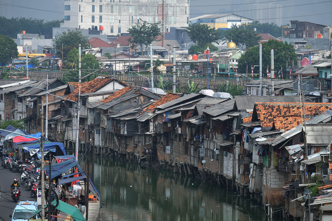 Suasana permukiman padat penduduk di bantaran Kali Tanjung Selor, Cideng, JakartaFoto: Ismail Pohan