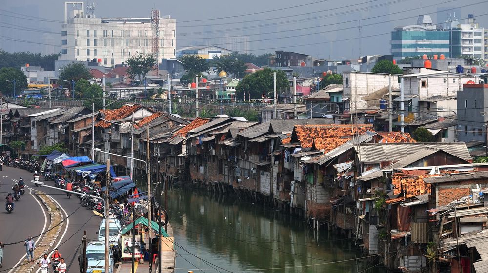 <p>Suasana pemukiman kumuh padat penduduk di bantaran Kali Tanjung Selor, Cideng, Jakarta, Senin, 20 Juli 2020. Badan Pusat Statistik (BPS) mencatatkan jumlah penduduk miskin Indonesia mencapai 26,42 juta orang per Maret 2020. Jumlah ini meningkat sebanyak 1,63 juta orang dari September 2019. Provinsi DKI Jakarta juga tercatat sebagai provinsi dengan peningkatan Gini Ratio tertinggi, yaitu naik 0,008 poin per Maret 2020. Foto: Ismail Pohan/TrenAsia</p>
