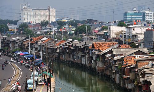 <p>Suasana pemukiman kumuh padat penduduk di bantaran Kali Tanjung Selor, Cideng, Jakarta, Senin, 20 Juli 2020. Badan Pusat Statistik (BPS) mencatatkan jumlah penduduk miskin Indonesia mencapai 26,42 juta orang per Maret 2020. Jumlah ini meningkat sebanyak 1,63 juta orang dari September 2019. Provinsi DKI Jakarta juga tercatat sebagai provinsi dengan peningkatan Gini Ratio tertinggi, yaitu naik 0,008 poin per Maret 2020. Foto: Ismail Pohan/TrenAsia</p>
