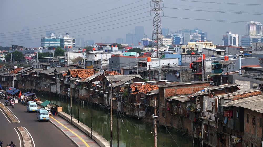 <p>Suasana pemukiman kumuh padat penduduk di bantaran Kali Tanjung Selor, Cideng, Jakarta, Senin, 20 Juli 2020. Badan Pusat Statistik (BPS) mencatatkan jumlah penduduk miskin Indonesia mencapai 26,42 juta orang per Maret 2020. Jumlah ini meningkat sebanyak 1,63 juta orang dari September 2019. Provinsi DKI Jakarta juga tercatat sebagai provinsi dengan peningkatan Gini Ratio tertinggi, yaitu naik 0,008 poin per Maret 2020. Foto: Ismail Pohan/TrenAsia</p>
