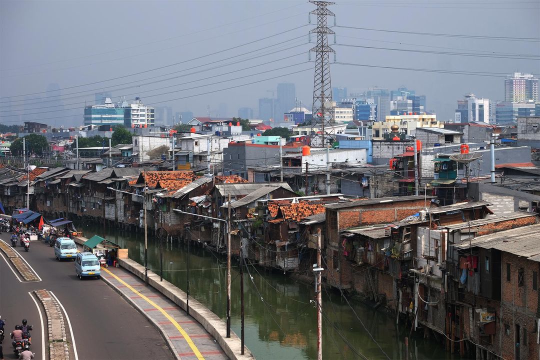 <p>Suasana pemukiman kumuh padat penduduk di bantaran Kali Tanjung Selor, Cideng, Jakarta, Senin, 20 Juli 2020. Badan Pusat Statistik (BPS) mencatatkan jumlah penduduk miskin Indonesia mencapai 26,42 juta orang per Maret 2020. Jumlah ini meningkat sebanyak 1,63 juta orang dari September 2019. Provinsi DKI Jakarta juga tercatat sebagai provinsi dengan peningkatan Gini Ratio tertinggi, yaitu naik 0,008 poin per Maret 2020. Foto: Ismail Pohan/TrenAsia</p>
