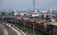 <p>Suasana pemukiman kumuh padat penduduk di bantaran Kali Tanjung Selor, Cideng, Jakarta, Senin, 20 Juli 2020. Badan Pusat Statistik (BPS) mencatatkan jumlah penduduk miskin Indonesia mencapai 26,42 juta orang per Maret 2020. Jumlah ini meningkat sebanyak 1,63 juta orang dari September 2019. Provinsi DKI Jakarta juga tercatat sebagai provinsi dengan peningkatan Gini Ratio tertinggi, yaitu naik 0,008 poin per Maret 2020. Foto: Ismail Pohan/TrenAsia</p>

