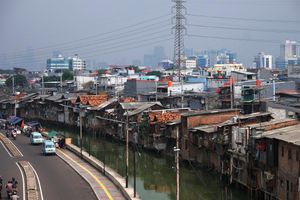 <p>Suasana pemukiman kumuh padat penduduk di bantaran Kali Tanjung Selor, Cideng, Jakarta, Senin, 20 Juli 2020. Badan Pusat Statistik (BPS) mencatatkan jumlah penduduk miskin Indonesia mencapai 26,42 juta orang per Maret 2020. Jumlah ini meningkat sebanyak 1,63 juta orang dari September 2019. Provinsi DKI Jakarta juga tercatat sebagai provinsi dengan peningkatan Gini Ratio tertinggi, yaitu naik 0,008 poin per Maret 2020. Foto: Ismail Pohan/TrenAsia</p>
