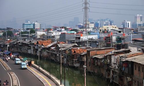 <p>Suasana pemukiman kumuh padat penduduk di bantaran Kali Tanjung Selor, Cideng, Jakarta, Senin, 20 Juli 2020. Badan Pusat Statistik (BPS) mencatatkan jumlah penduduk miskin Indonesia mencapai 26,42 juta orang per Maret 2020. Jumlah ini meningkat sebanyak 1,63 juta orang dari September 2019. Provinsi DKI Jakarta juga tercatat sebagai provinsi dengan peningkatan Gini Ratio tertinggi, yaitu naik 0,008 poin per Maret 2020. Foto: Ismail Pohan/TrenAsia</p>
