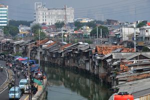<p>Suasana pemukiman kumuh padat penduduk di bantaran Kali Tanjung Selor, Cideng, Jakarta, Senin, 20 Juli 2020. Badan Pusat Statistik (BPS) mencatatkan jumlah penduduk miskin Indonesia mencapai 26,42 juta orang per Maret 2020. Jumlah ini meningkat sebanyak 1,63 juta orang dari September 2019. Provinsi DKI Jakarta juga tercatat sebagai provinsi dengan peningkatan Gini Ratio tertinggi, yaitu naik 0,008 poin per Maret 2020. Foto: Ismail Pohan/TrenAsia</p>
