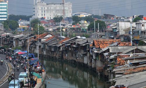 <p>Suasana pemukiman kumuh padat penduduk di bantaran Kali Tanjung Selor, Cideng, Jakarta, Senin, 20 Juli 2020. Badan Pusat Statistik (BPS) mencatatkan jumlah penduduk miskin Indonesia mencapai 26,42 juta orang per Maret 2020. Jumlah ini meningkat sebanyak 1,63 juta orang dari September 2019. Provinsi DKI Jakarta juga tercatat sebagai provinsi dengan peningkatan Gini Ratio tertinggi, yaitu naik 0,008 poin per Maret 2020. Foto: Ismail Pohan/TrenAsia</p>
