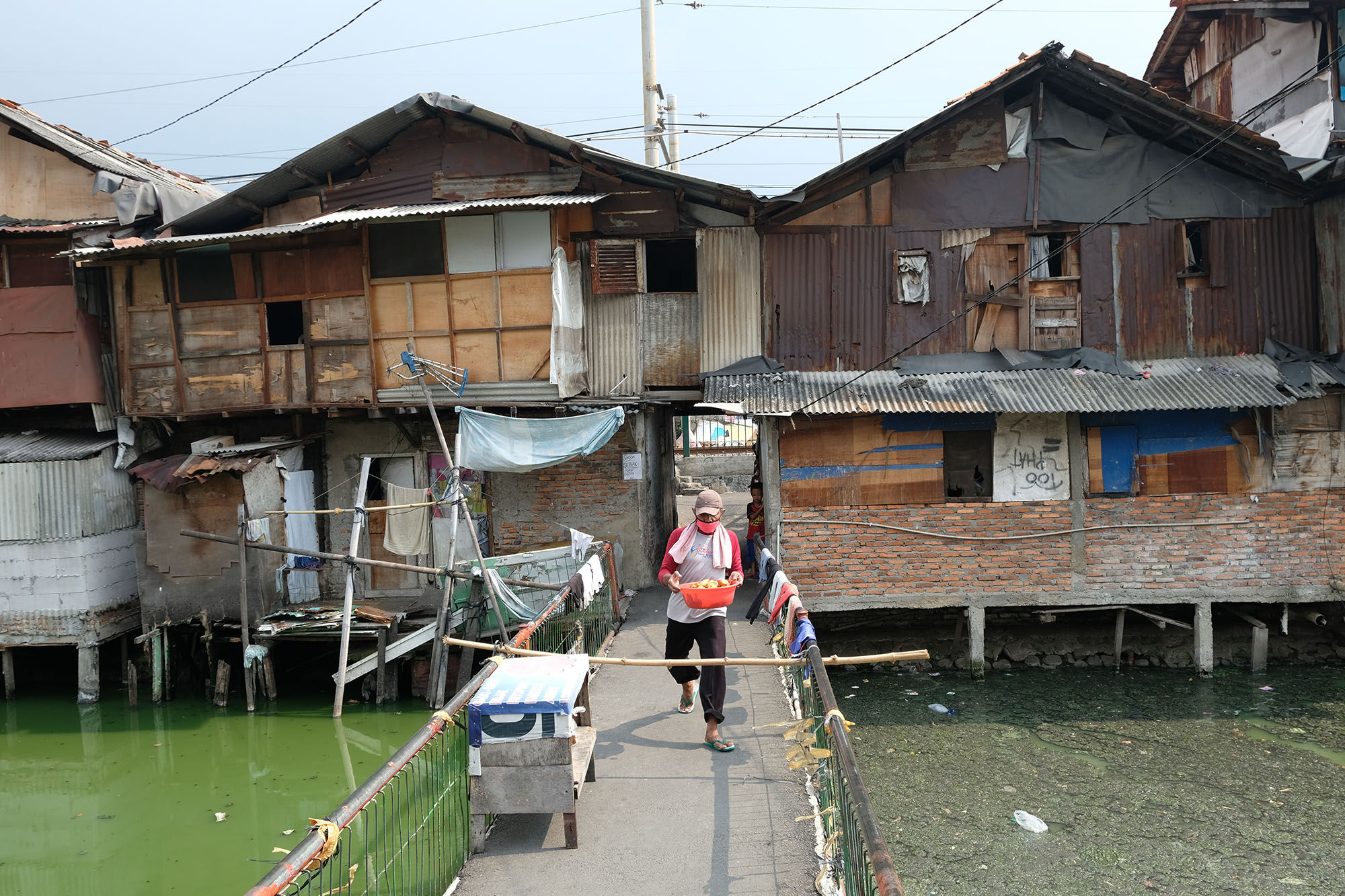 <p>Suasana pemukiman kumuh padat penduduk di bantaran Kali Tanjung Selor, Cideng, Jakarta, Senin, 20 Juli 2020. Foto: Ismail Pohan/TrenAsia</p>
