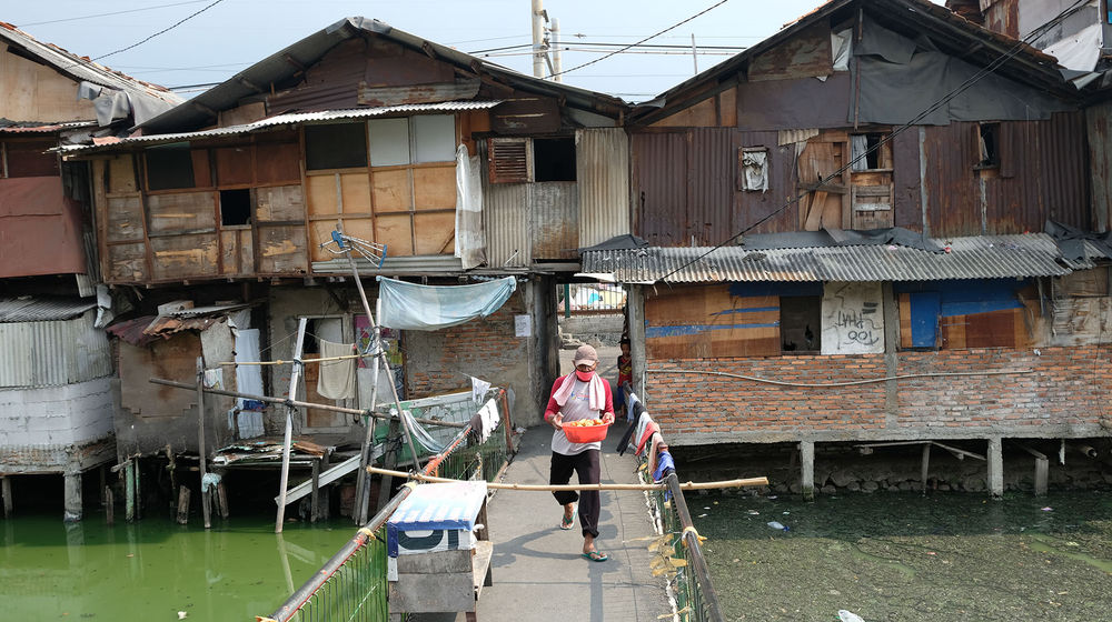 <p>Suasana pemukiman kumuh padat penduduk di bantaran Kali Tanjung Selor, Cideng, Jakarta, Senin, 20 Juli 2020. Foto: Ismail Pohan/TrenAsia</p>
