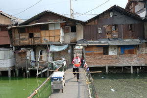 <p>Suasana pemukiman kumuh padat penduduk di bantaran Kali Tanjung Selor, Cideng, Jakarta, Senin, 20 Juli 2020. Foto: Ismail Pohan/TrenAsia</p>

