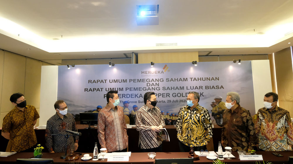 <p>Presiden Direktur PT Merdeka Copper Gold Tbk (MDKA) Tri Boewono (ketiga kiri) bersama dengan Komisaris MDKA Garibaldi Thohir (tengah), Direktur MDKA Michael Soeryadjaya (kiri), Direktur Independen MDKA Chrisanthus Supriyo (kedua kiri), Komisaris MDKA Heri Sunaryadi (ketiga kanan), Komisaris Independen MDKA Budi Bowoleksono (kedua kanan), dan Komisaris Independen MDKA M. Munir (kanan) berbincang sebelum memulai Rapat Umum Pemegang Saham Tahunan dan Luar Biasa (RUPST dan RUPSLB) di Jakarta, Rabu, 29 Juli 2020. MDKA mencatatkan kinerja gemilang pada 2019 dengan diselesaikannya proyek ekspansi oksida di Tambang Emas Tujuh Bukit serta produksi emas dan perak perusahaan melampaui target 2019 dibandingkan tahun sebelumnya. Dalam RUPSLB hari ini, para pemegang saham MDKA menyepakati untuk melakukan pembelian kembali saham atau _buyback_ sebanyak-banyaknya 2% saham dari seluruh modal ditempatkan dan disetor penuh perseroan dengan alokasi dana maksimal Rp 568 miliar dilaksanakan secara bertahap sampai paling lama 18 bulan. Foto: Ismail Pohan/TrenAsia</p>
