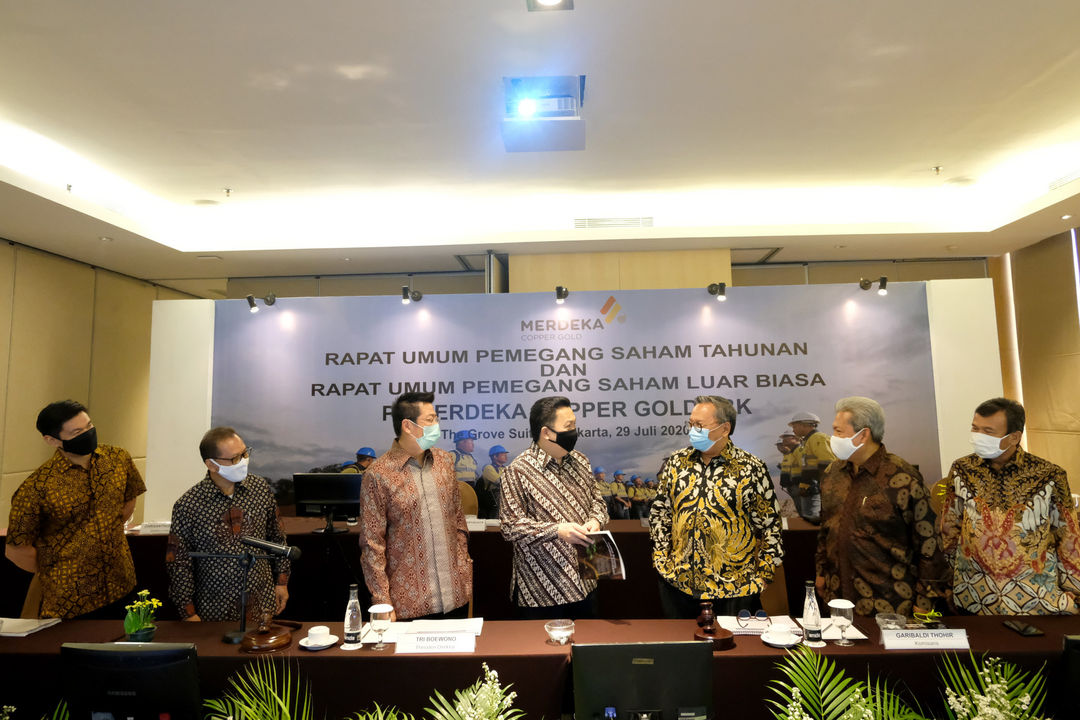 <p>Presiden Direktur PT Merdeka Copper Gold Tbk (MDKA) Tri Boewono (ketiga kiri) bersama dengan Komisaris MDKA Garibaldi Thohir (tengah), Direktur MDKA Michael Soeryadjaya (kiri), Direktur Independen MDKA Chrisanthus Supriyo (kedua kiri), Komisaris MDKA Heri Sunaryadi (ketiga kanan), Komisaris Independen MDKA Budi Bowoleksono (kedua kanan), dan Komisaris Independen MDKA M. Munir (kanan) berbincang sebelum memulai Rapat Umum Pemegang Saham Tahunan dan Luar Biasa (RUPST dan RUPSLB) di Jakarta, Rabu, 29 Juli 2020. MDKA mencatatkan kinerja gemilang pada 2019 dengan diselesaikannya proyek ekspansi oksida di Tambang Emas Tujuh Bukit serta produksi emas dan perak perusahaan melampaui target 2019 dibandingkan tahun sebelumnya. Dalam RUPSLB hari ini, para pemegang saham MDKA menyepakati untuk melakukan pembelian kembali saham atau _buyback_ sebanyak-banyaknya 2% saham dari seluruh modal ditempatkan dan disetor penuh perseroan dengan alokasi dana maksimal Rp 568 miliar dilaksanakan secara bertahap sampai paling lama 18 bulan. Foto: Ismail Pohan/TrenAsia</p>
