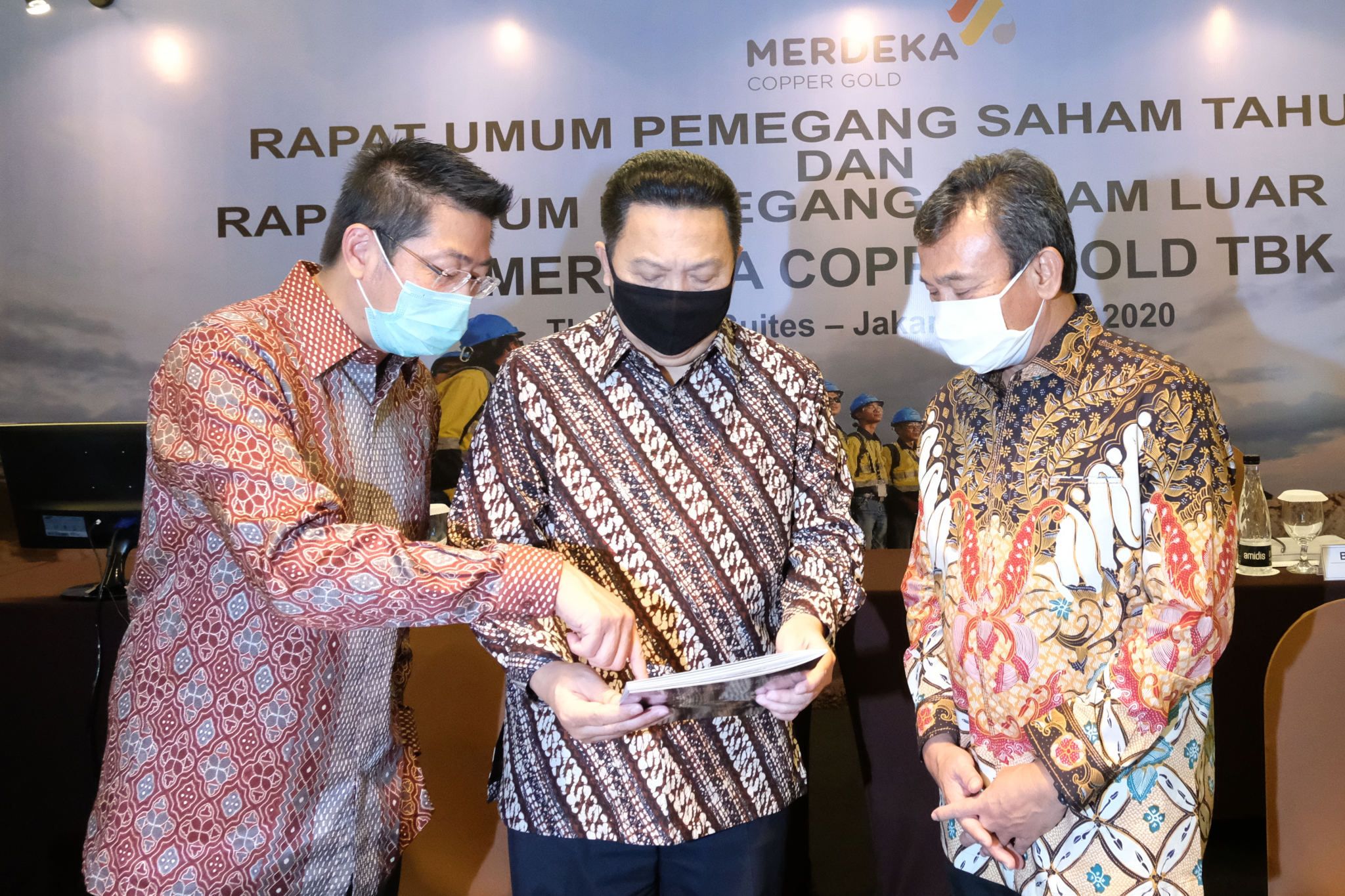 <p>Presiden Direktur PT Merdeka Copper Gold Tbk (MDKA), Tri Boewono (kiri) bersama dengan Komisaris MDKA Garibaldi Thohir (tengah) dan Komisaris Independen MDKA M. Munir (kanan) di sela Rapat Umum Pemegang Saham Tahunan dan Luar Biasa (RUPST dan RUPSLB) di Jakarta, Rabu, 29 Juli 2020. MDKA mencatatkan kinerja gemilang pada 2019 dengan diselesaikannya proyek ekspansi oksida di Tambang Emas Tujuh Bukit serta produksi emas dan perak perusahaan melampaui target 2019 dibandingkan dari tahun sebelumnya. Dalam RUPSLB hari ini, para pemegang saham MDKA menyepakati untuk melakukan pembelian kembali saham atau _buyback_ sebanyak-banyaknya 2% saham dari seluruh modal ditempatkan dan disetor penuh Perseroan dengan alokasi dana maksimal Rp 568 miliar dilaksanakan secara bertahap sampai paling lama 18 bulan. Foto: Ismail Pohan/TrenAsia</p>
